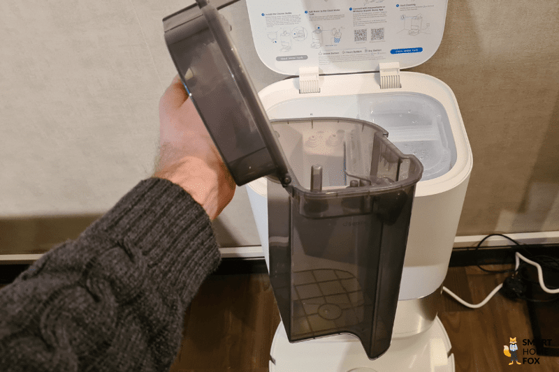 Два резервуара для воды базовой станции Dreame L10s Ultra крупным планом.